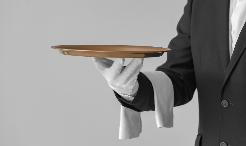 Diener mit Tablett