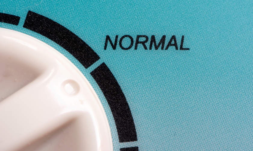 Ein Drehknopf einer Maschine steht auf "Normal"
